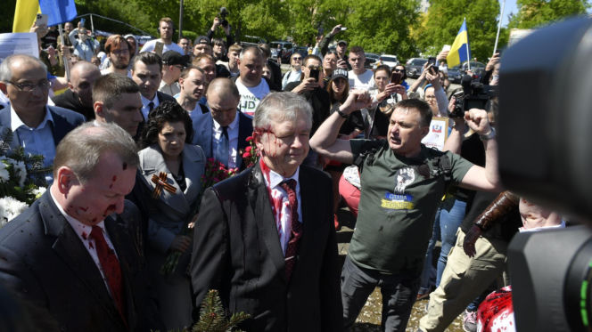 Ambasador Rosji Siergiej Andriew oblany sokiem z buraka przez aktywistów w 2022r.