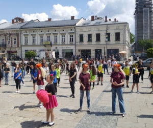 Młodzież z Nowego Sącza zatańczyła przed ratuszem
