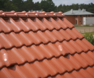 Dobrą wentylację zapewniają dachówki wentylacyjne, zwykle układane w trzecim rzędzie pod kalenicą