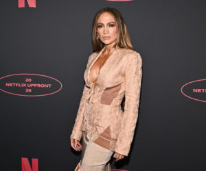 W Polsce zbliżałaby się do emerytury. Jennifer Lopez zachwyca w białym bikini