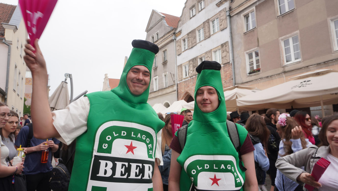 Kortowiada 2024. Parada Wydziałów przeszła ulicami miasta. Studenci tłumnie wzięli udział w imprezie