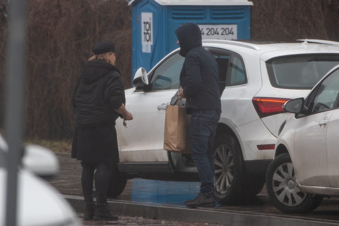 Antek Królikowski z mamą załatwia formalności pogrzebowe
