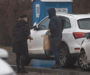 Antek Królikowski z mamą załatwia formalności pogrzebowe