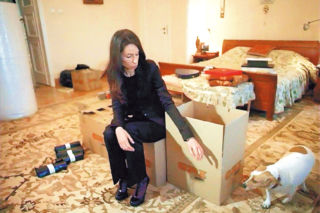 Marta Kaczyńska PŁACZE i PAKUJE RZECZY RODZICÓW w Pałacu Prezydenckim - NOWE, niepublikowane ZDJĘCIA z 16.04.2010 