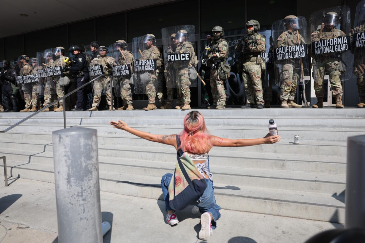 Protesty w Los Angeles coraz silniejsze. Emocje podsycają fałszywe zdjęcia i teorie spiskowe