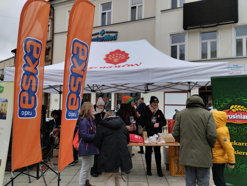WOŚP 2024. Dziennikarze Radia ESKA rozgrzewają Tarnów pysznym żurkiem!