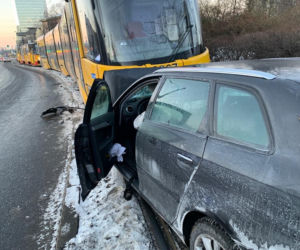 Czołowo huknął w tramwaj. Pijany kierowca uciekł 
