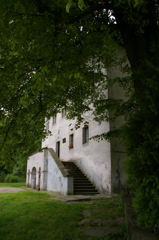 To jeden z najstarszych dworów obronnych w Małopolsce. Wzniesiono go w sławnej wsi
