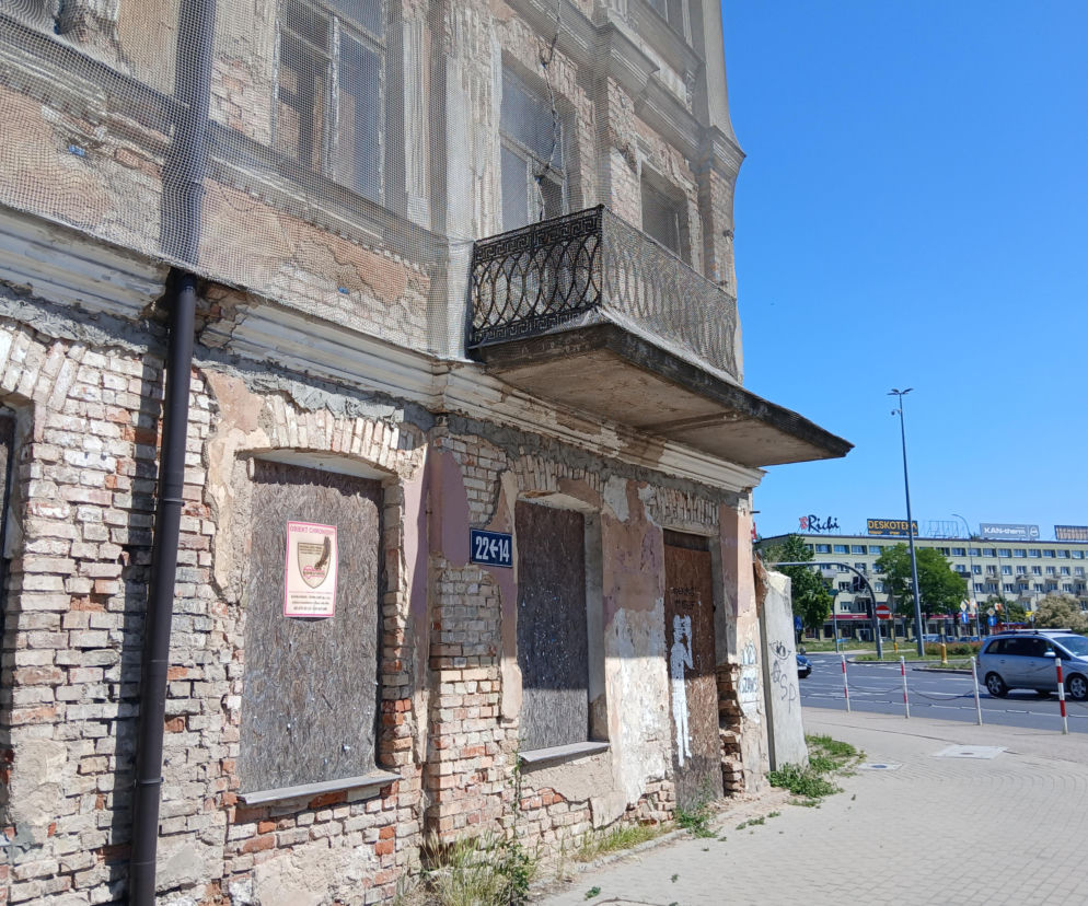 Zniszczona kamienica z wybitymi oknami przy ulicy Dąbrowskiego 14. O losach zabytku przeczytasz w serwisie Architektura.