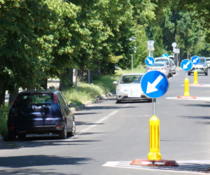 Drogowy absurd? Kierowcy z Tarnowa muszą jeździć slalomem!