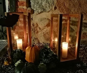 Wieża bramna nocą