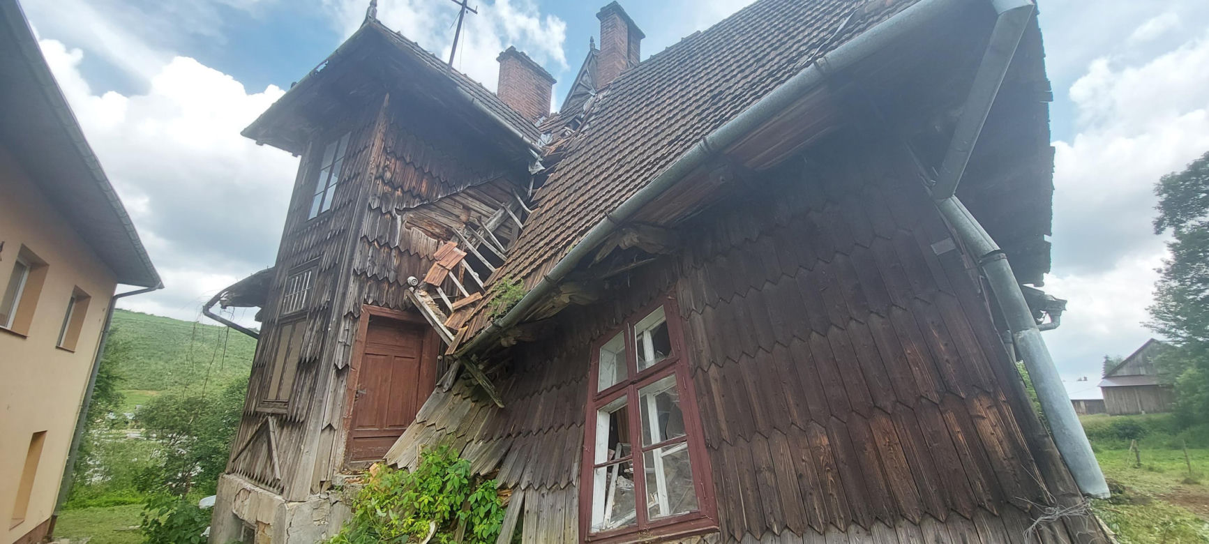 Zabytkowa drewniana plebania w Dydni popada w ruinę