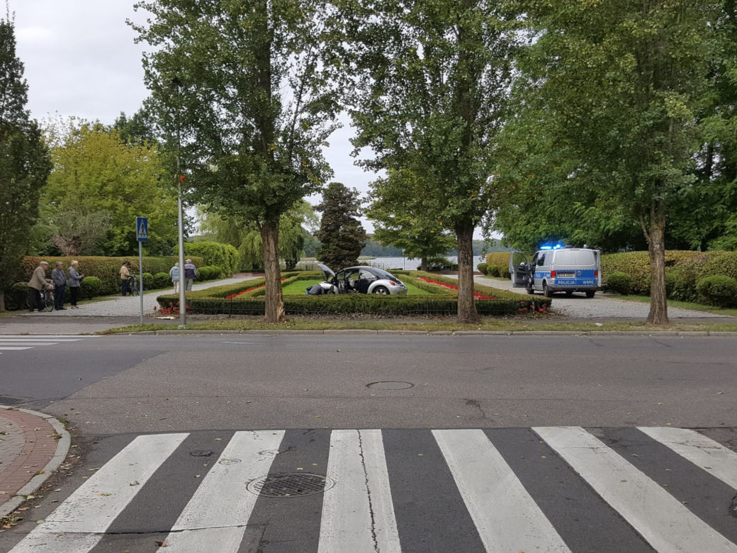 Szczecinek. Wjechał autem do parku, taranując wszystko po drodze