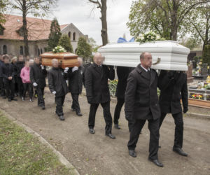 Pogrzeb ofiar zawalonej kamienicy w Świebodzicach 