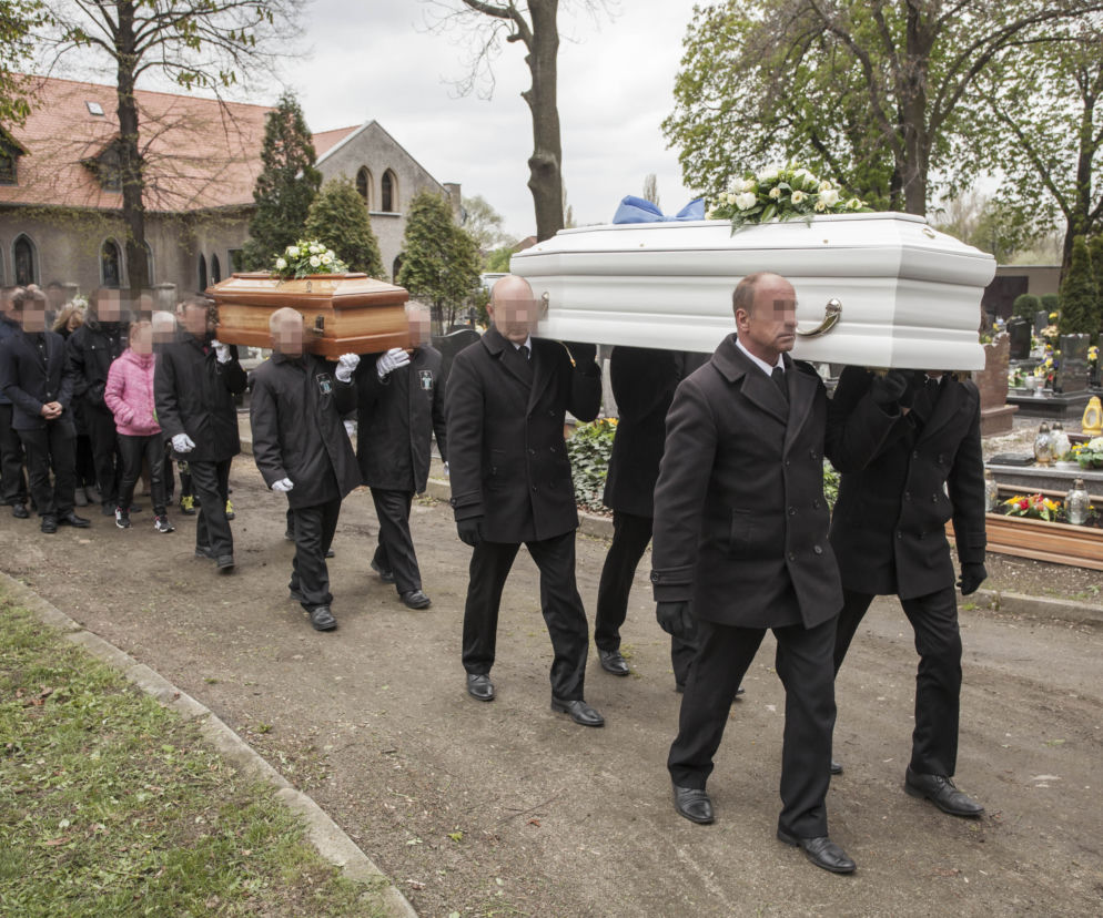 Pogrzeb ofiar zawalonej kamienicy w Świebodzicach 