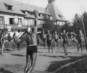 Imprezy na plaży, siatkówka i... zapasy! Zobaczcie, jak warszawiacy kiedyś spędzali lato [GALERIA]