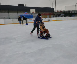 Osoby jeżdżące na wózkach mogą korzystać z łomżyńskiego lodowiska! MOSiR kupił specjalny sprzęt