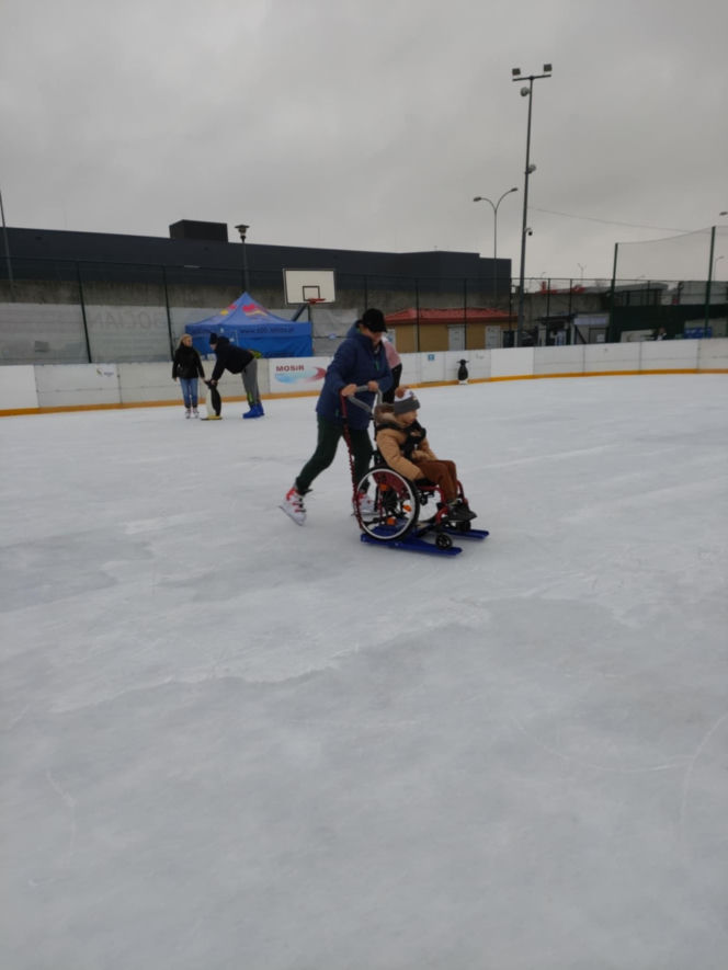 Osoby jeżdżące na wózkach mogą korzystać z łomżyńskiego lodowiska! MOSiR kupił specjalny sprzęt