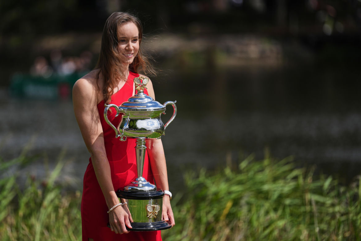Jelena Rybakina, sesja z pucharem mistrzyni Australian Open