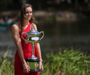 Jelena Rybakina, sesja z pucharem mistrzyni Australian Open