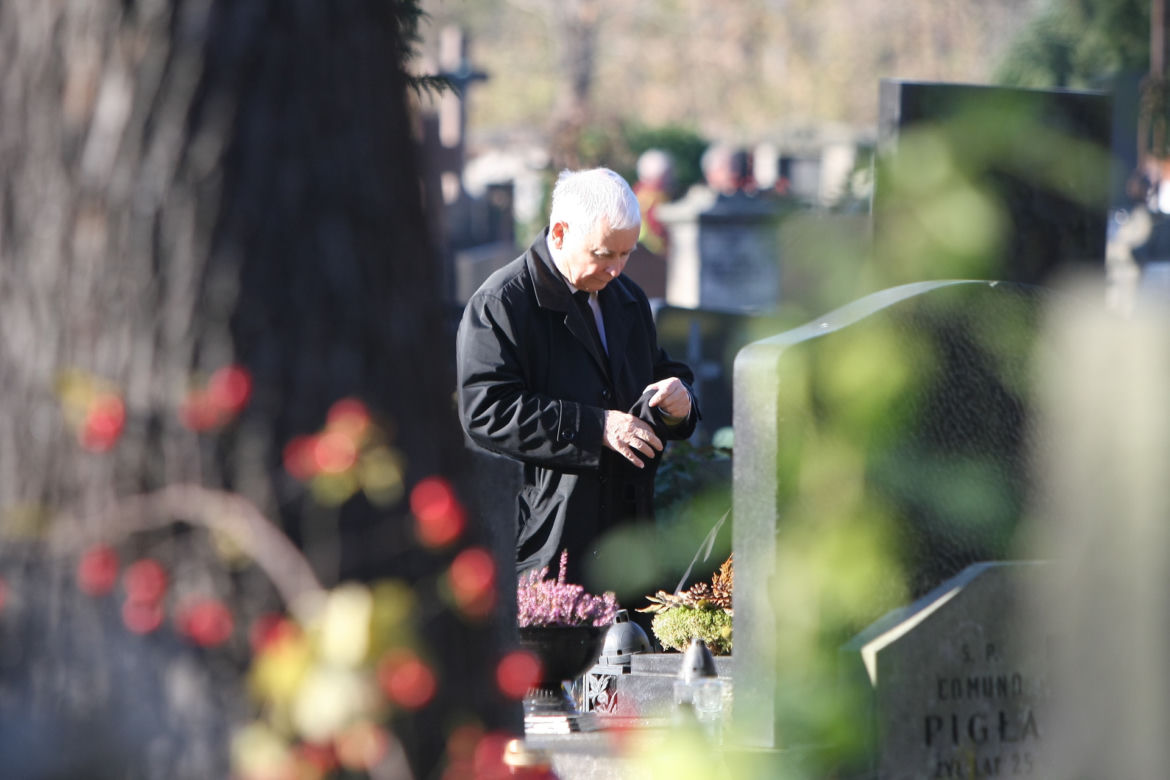 Jarosław Kaczyński odwiedził groby bliskich w Święto Zmarłych