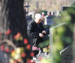 Jarosław Kaczyński odwiedził groby bliskich w Święto Zmarłych