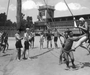 Imprezy na plaży, siatkówka i... zapasy! Zobaczcie, jak warszawiacy kiedyś spędzali lato [GALERIA]