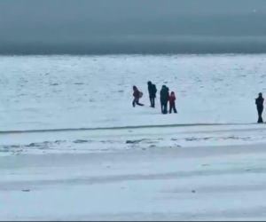 Takie aktywności mogą skończyć się tragedią. Lód nie zawsze jest wystarczająco gruby i stabilny