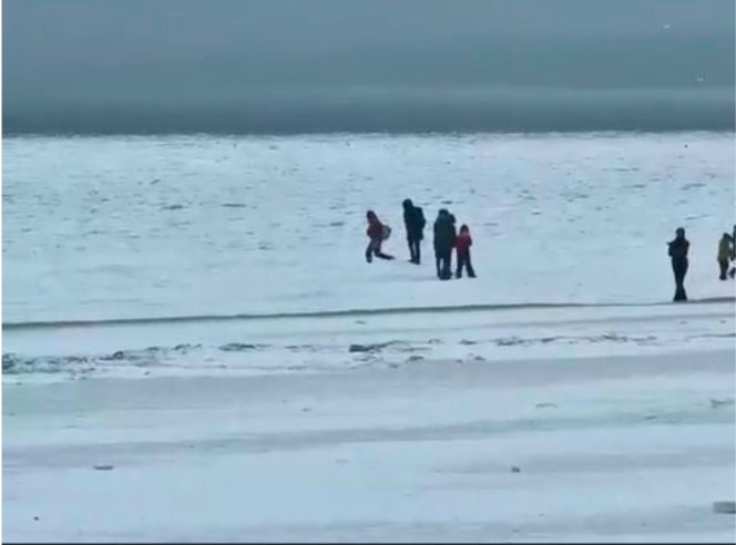 Takie aktywności mogą skończyć się tragedią. Lód nie zawsze jest wystarczająco gruby i stabilny