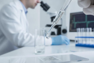 Rewolucja w diagnostyce Parkinsona zaczyna się od kilku kropel łez. Nowa metoda nie wymaga igieł