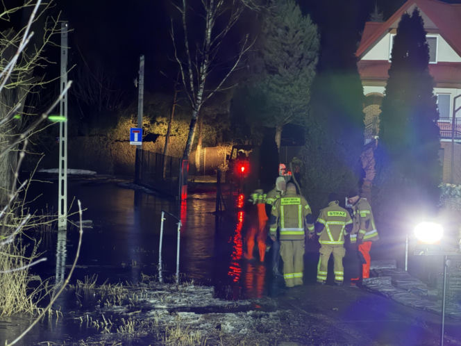 Wkra powyżej poziomu alarmowego. Na miejsce ruszyli strażacy