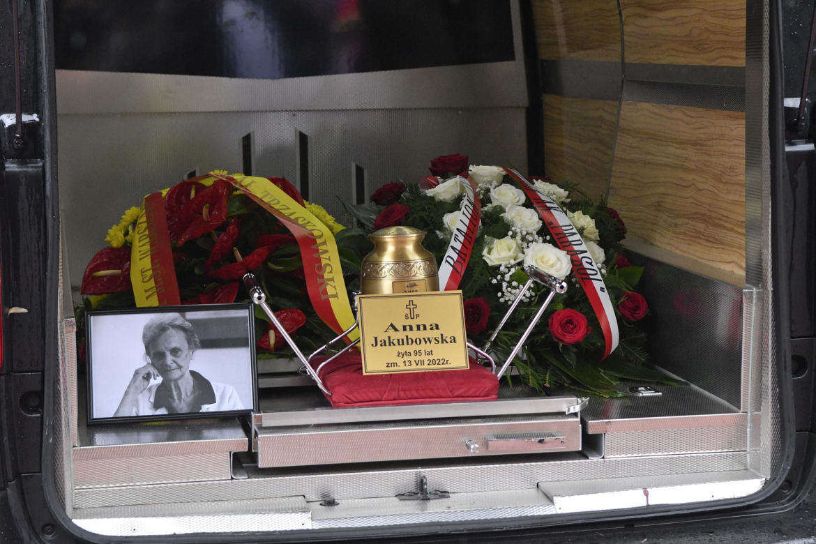 Tłumy warszawiaków żegnają "Paulinkę" z Powstania. Pogrzeb Anny Jakubowskiej