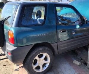 Miał 2,5 promila i wsiadł za kierownicę. Jazdę zakończył na ogrodzeniu