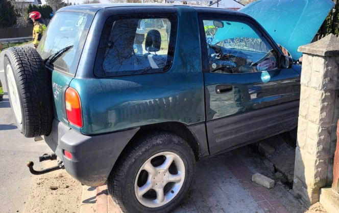 Miał 2,5 promila i wsiadł za kierownicę. Jazdę zakończył na ogrodzeniu