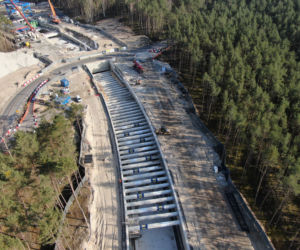 Na wyspie Uznam maszyna Wyspiarka przebiła się już przez ścianę czołową w szybie startowym i układa kolejne pierścienie tunelu