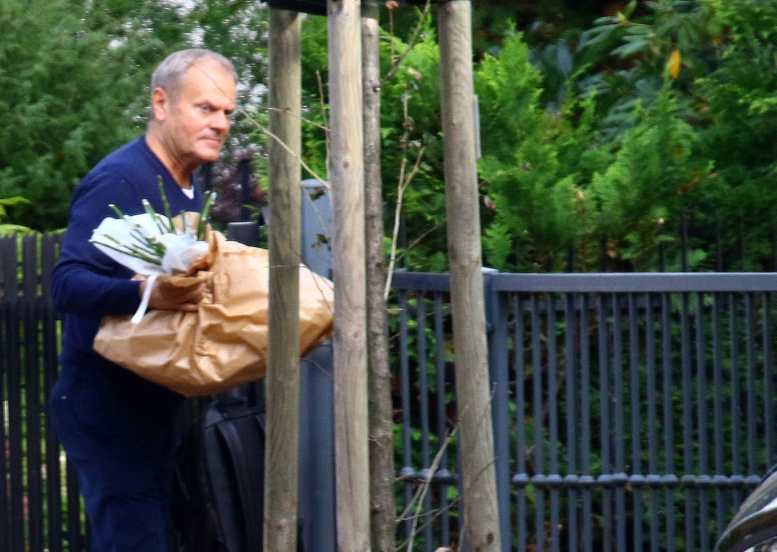 Donald Tusk obsypał żonę kwiatami