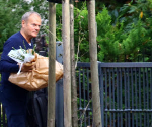 Donald Tusk obsypał żonę kwiatami