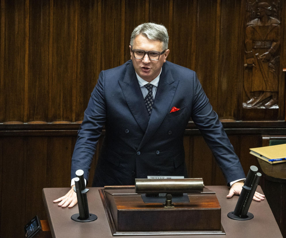 Poseł Przemysław Wipler przemawia z sejmowej mównicy. O kontrowersjach wokół jego firm przeczytasz na SE Polityka.