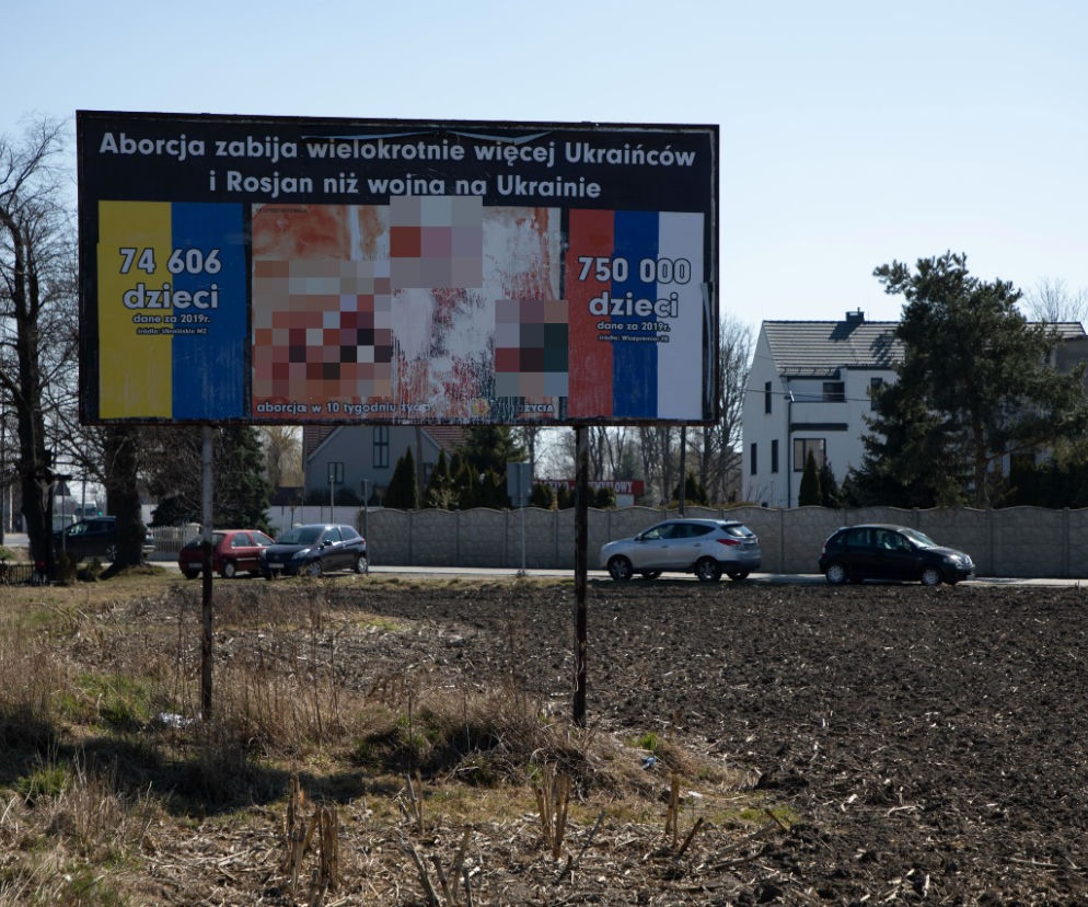 Antyaborcyjny billboard pod Wrocławiem szokuje. Wojna nie taka najgorsza? 