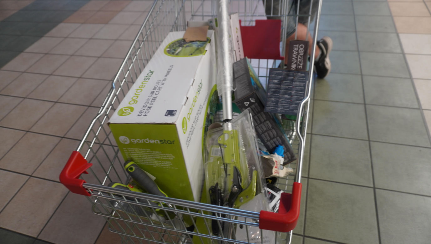 Tajemnicze wózki w Auchan w Olsztynie. Sprawdziliśmy, co było w środku. Zobacz zdjęcia!
