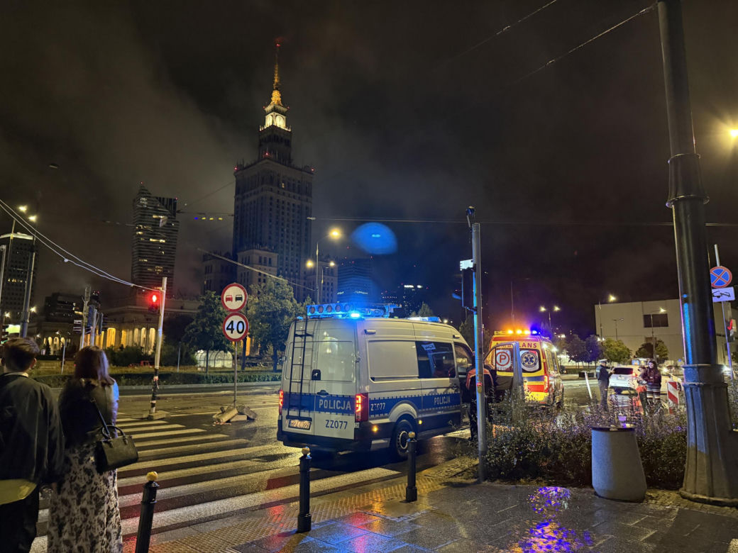 Pijany zmiótł kobietę na pasach i uciekł. Nocny dramat w sercu Warszawy