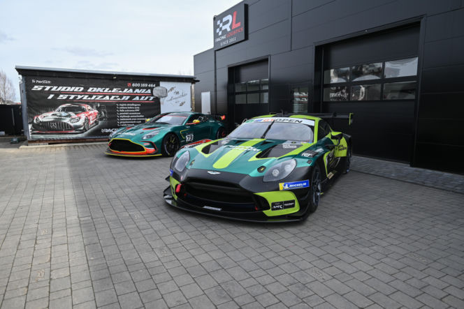 Aston Martin GT3 i GT4 w pracowni w  Ługwałdzie pod Olsztynem