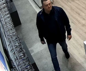 Ten mężczyzna ma lepkie ręce. Poszukuje go policja! [ZDJĘCIA]