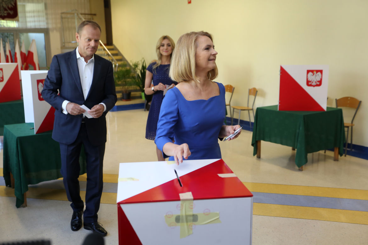 Donald Tusk głosuje z rodziną