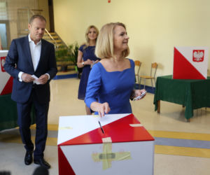 Donald Tusk głosuje z rodziną