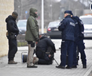 Akcja służb w Michałowicach. Podejrzana paczka między komisariatem a urzędem gminy