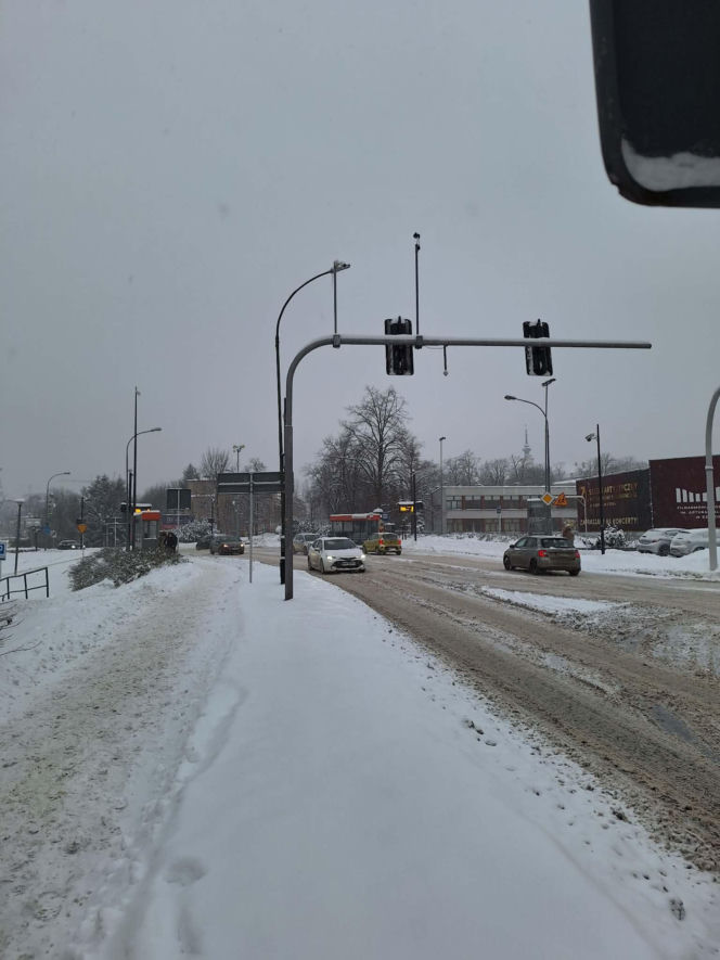 Zima na Podkarpaciu nie odpuszcza. Błoto pośniegowe utrudnia jazdę w regionie