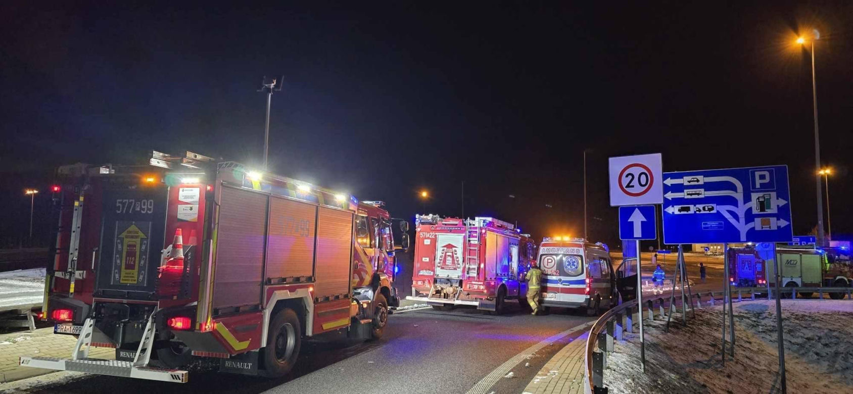 Bus w rowie na S5 niedaleko Rawicza. Strażacy wydostali kierowcę