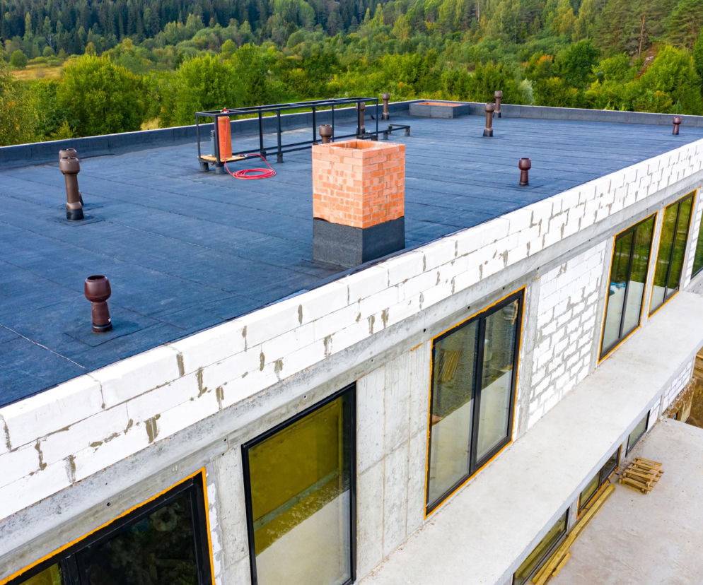 Izolacja dachów płaskich – jak dobrać termo- i hydroizolację?