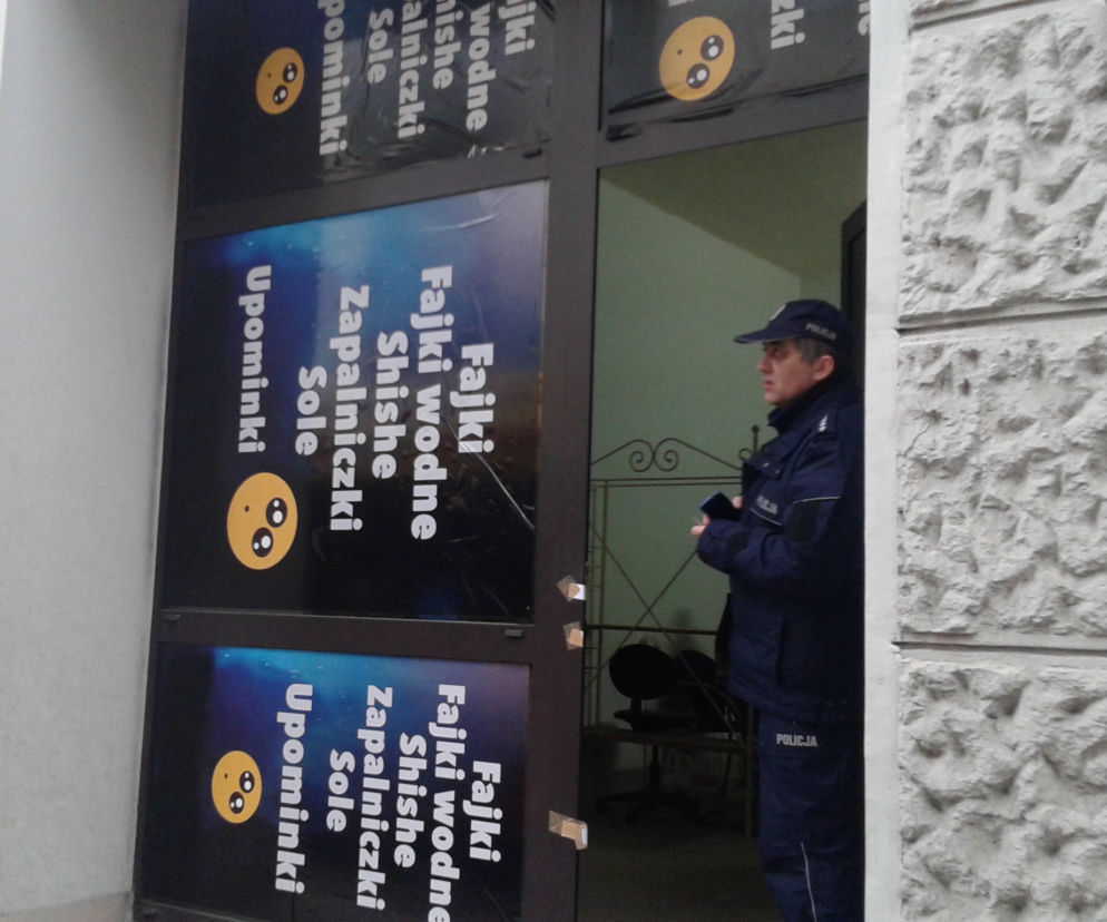 Drzwi pilnują funkcjonariusze, a samoobsługowe automaty zostały zaplombowane